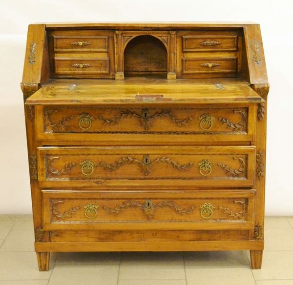 Cassettone a ribalta, Italia centrale, sec. XVIII, in noce intagliato, tre cassetti, internamente quattro cassettini e vano a giorno, gambe troncopiramidali, cm 113x47x109, restauri