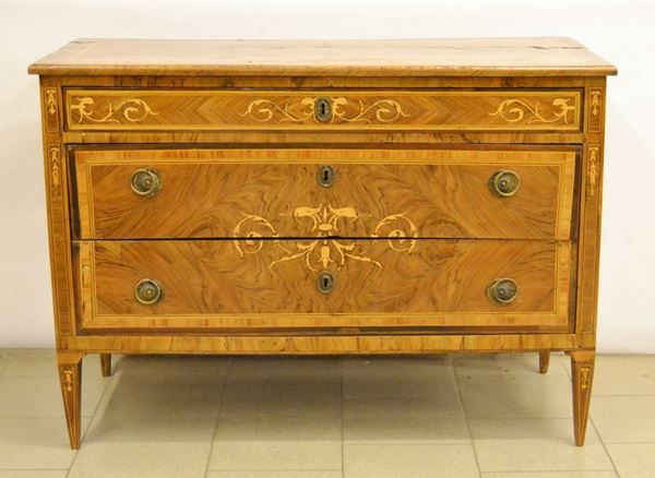 Cassettone, Emilia sec. XVIII, in noce intarsiato, a due cassetti grandi e uno piccolo, gambe troncopiramidali, cm 124x56x89, difetti