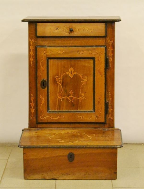 Inginocchiatoio, Piemonte sec. XVIII, in noce intarsiato, ad uno sportello, un cassetto e pedana da alzarsi, cm 57x50x85