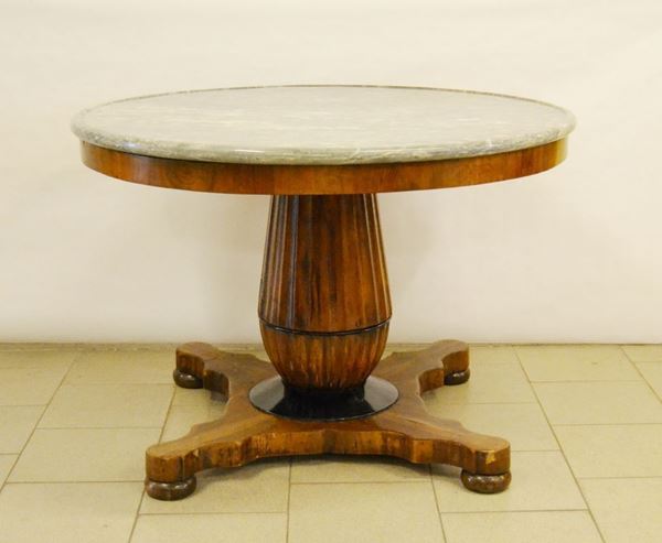 Tavolo circolare, sec. XIX, con fusto scanalato su base quadrata e sagomata, piano in marmo grigio, cm 108x75