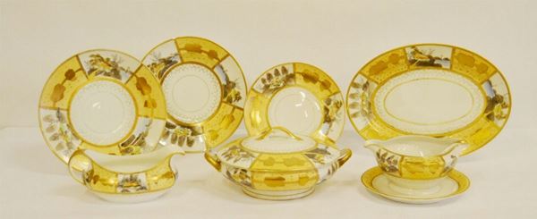 Servito di piatti, Giappone, sec. XX, in ceramica, con bordi decorati, PAESAGGI, composto da: dodici piatti fondi, ventiquattro piani, dieci da dolce e otto fra vassoi, zuppiere e salsiere (54)