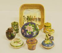 Otto piccoli soprammobili, sec. XIX, cloisonnÃ©t, con decori di gusto orientale, e piccolo vassoio in ceramica decorato con paesaggio (9)