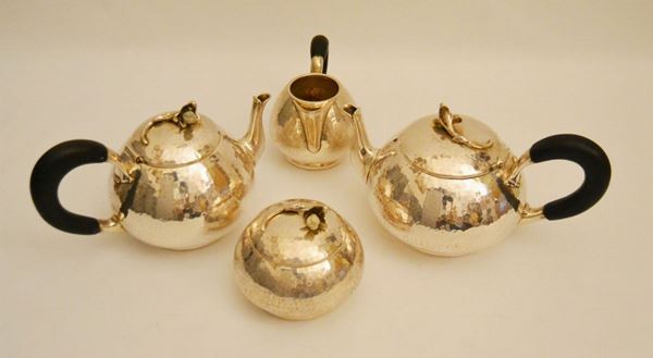 Lotto composto da: cioccolatiera, teiera, lattiera e zuccheriera, sec. XX, in argento, coperchi decorati con fiori stilizzati, gr. 1890 (4)