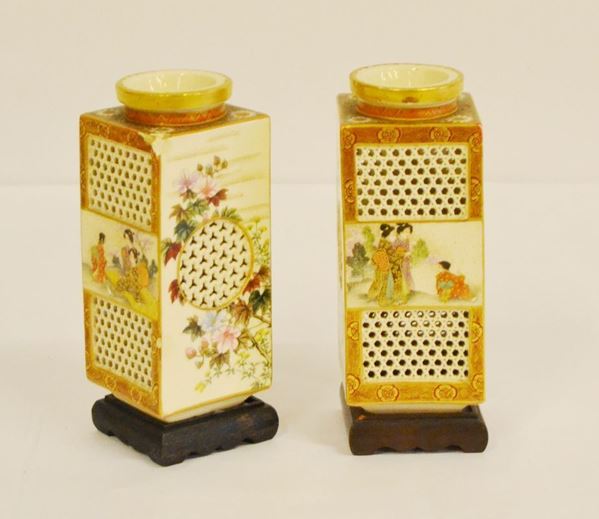Coppia di vasetti, Giappone, sec. XX, in ceramica decorata a figure e fiori, base in legno, alt. cm 15, difetti (2)