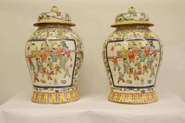 Coppia di potiche, Cina fine sec. XIX, in ceramica decorata a SCENE DI CORTE, alt. cm 72 (2)