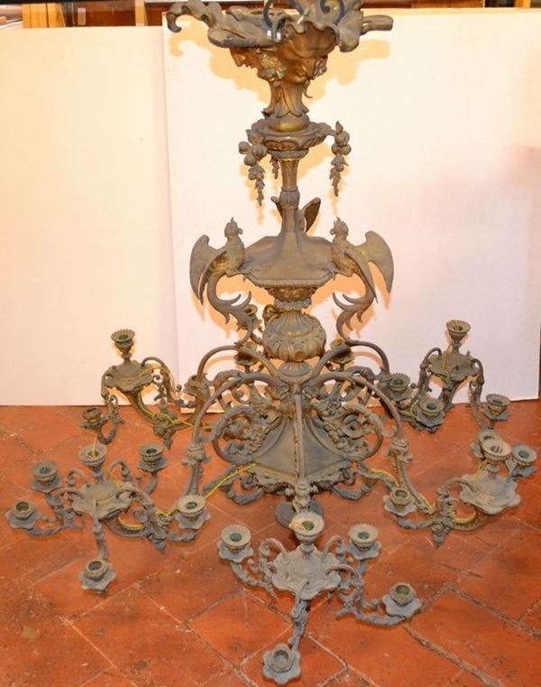 Grande lampadario a trentasei luci in bronzo dorato con bracci in forma di grandi volute vegetali con grappoli d'uva, sec. XIX, danni e mancanze