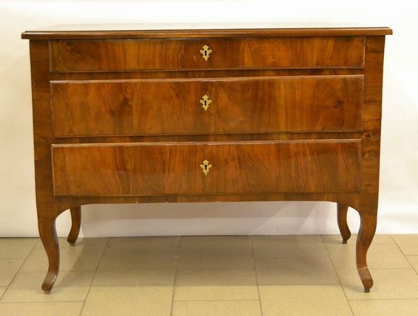 Cassettone, Toscana, sec. XVIII, in radica di noce, a tre cassetti, gambe mosse, piano di epoca posteriore, cm 121x61x92