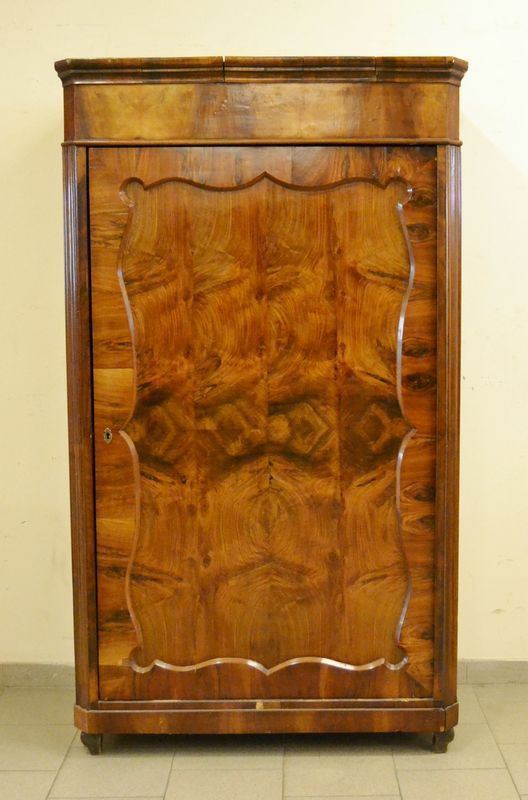 Armadio, Toscana, sec. XIX, in radica di noce sagomato, uno sportello, internamente tre ripiani, piedi sagomati, cm 197x50x187