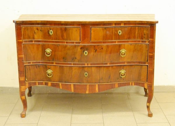 Cassettone, Toscana sec. XVIII, in noce, a quattro cassetti, fronte e fianchi mossi, piedi a zoccolo equino, cm 127x58x92