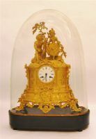 Orologio soprammobile, sec. XIX, in bronzo dorato con sovrastanti figure, base in legno e campana in vetro, alt. cm 45