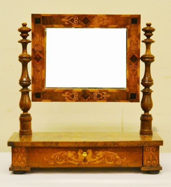 Piccola specchiera a bilico, Francia, sec. XIX, in noce decorato, cassetto centrale e colonne tornite, cm 50x23x54
