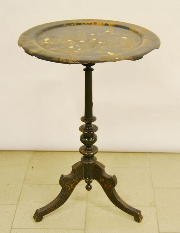 Tavolino, sec. XIX, in legno laccato con decori a cineserie, gamba tornita su tre piedi sagomati, cm 52x75, difetti e rotture