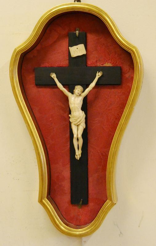 Scuola italiana, sec. XVII,   CRISTO IN CROCE  , scultura in avorio, cm 15x25