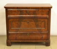 Piccolo cassettone, Italia settentrionale sec. XIX, in noce a patina scura, tre cassetti, cm 90x45x80