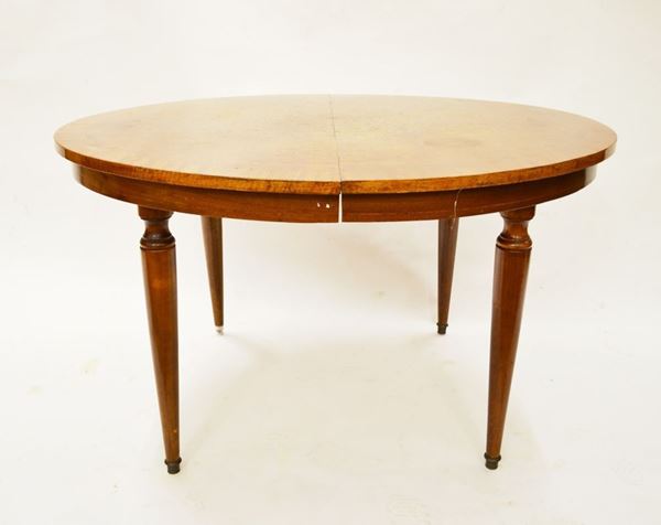 Tavolo, in noce e radica filettata, piano ovale allungabile su gambe tornite, completo di due prolunghe per un totale di cm 95, cm 130x115x73
