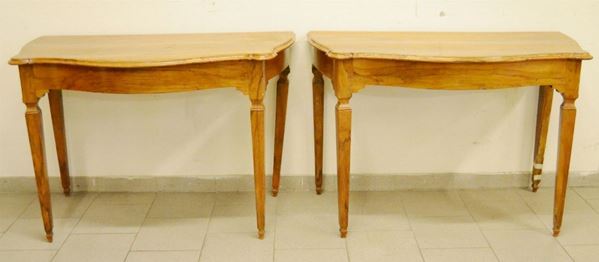 Coppia di consolle, Italia centrale, sec. XVIII, in noce, piano sagomato, gambe troncopiramidali, cm 120x64x82, difetti ( 2 )