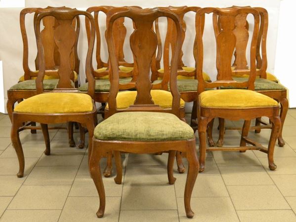 Dodici sedie, Toscana sec. XVIII, in noce, seduta imbottita e schienale sagomato a forma di vaso, tre sedie ricostruite in epoca posteriore, difetti (12)