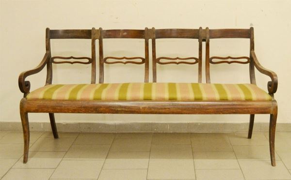 Divano a panchetto, Toscana sec. XIX, in noce, schienale sagomato, braccioli a ricciolo, seduta imbottita, cm 168x51x67