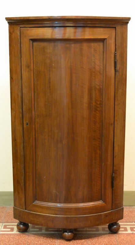 Angoliera, fine sec. XIX, in noce, fronte bombato ad uno sportello pannellato, piedi a cipolla, cm 55x55x147, alcuni restauri
