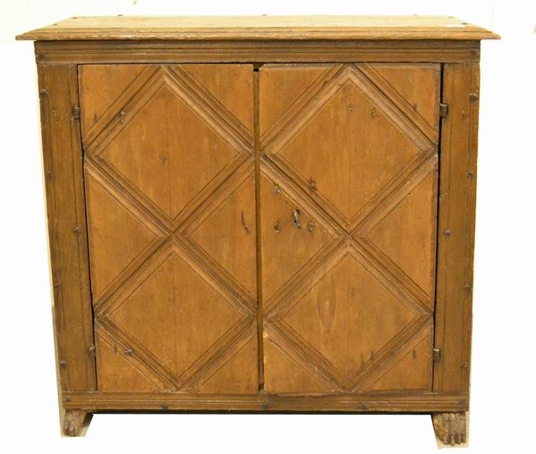 Credenza, Spagna sec. XVIII, in castagno, a due sportelli sformellati, cm 101x47x93