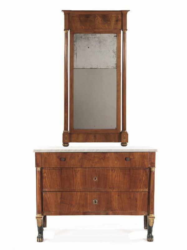 Cassettone con specchiera, Toscana, inizi sec. XIX, in ciliegio, piano rettangolare in marmo bianco, un cassetto aggettante nella fascia e due sottostanti inquadrati da colonne, gambe anteriori modellate a zampa ferina, cm 122x57x94; specchiera rettangolare inquadrata da colonne, cm 86x168