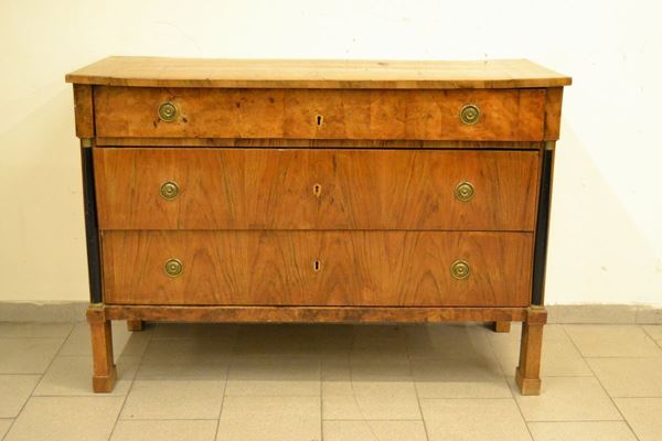 Cassettone, Impero sec. XIX, in noce, a tre cassetti e colonne laterali ebanizzate, cm 143x60x98