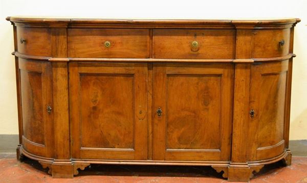 Credenza, Veneto, sec. XIX, in noce, piano sagomato, fascia a due cassetti e fronte a quattro sportelli, piedi a mensola, cm 180x45x93