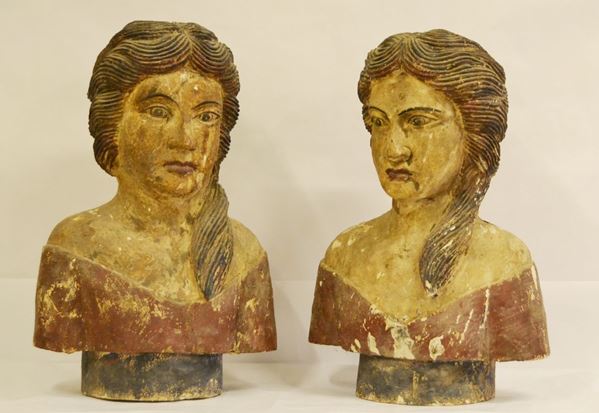 Coppia di sculture, sec. XX, in legno, raffiguranti VOLTI, alt. cm 69, difetti (2)