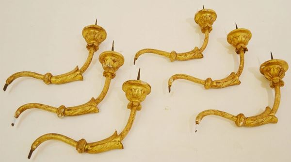 Sei appliques in legno intagliato e dorato, alt. cm 50, alcuni danni (6)