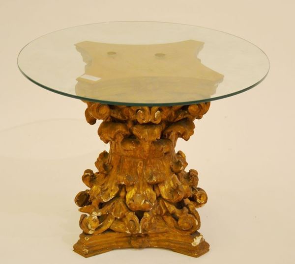 Capitello, in legno intagliato e dorato, decorato con volute vegetali, alt. cm 44,5, alcuni danni