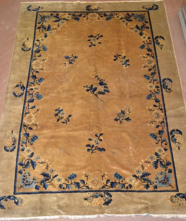 Tappeto, Cina, secolo XX, fondo senape con decoro a fiori in blu, cm 264x185, consunto