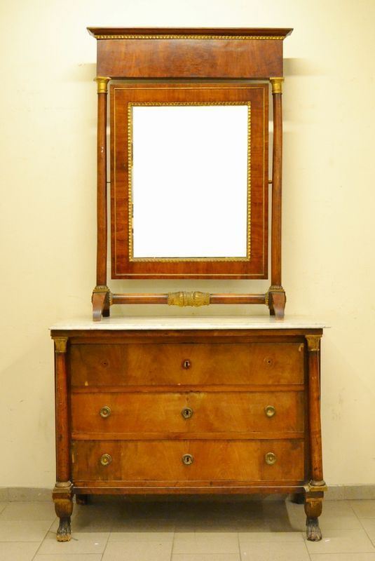 Cassettone, Impero, sec. XIX, in noce, a tre cassetti, piano in marmo con sovrastante specchiera a bilico, cm 130x65x100