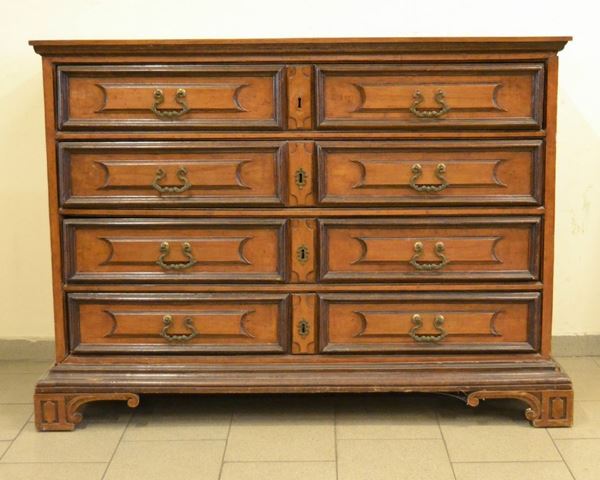Cassettone, Lombardia sec. XVIII, in noce, quattro cassetti sformellati, piedi a mensola, cm 148x60x110, difetti e mancanze