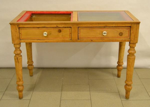 Tavolo, sec. XIX, in abete, due piani in vetro di cui uno mancante, due cassetti, gambe tornite, cm 115x55x80