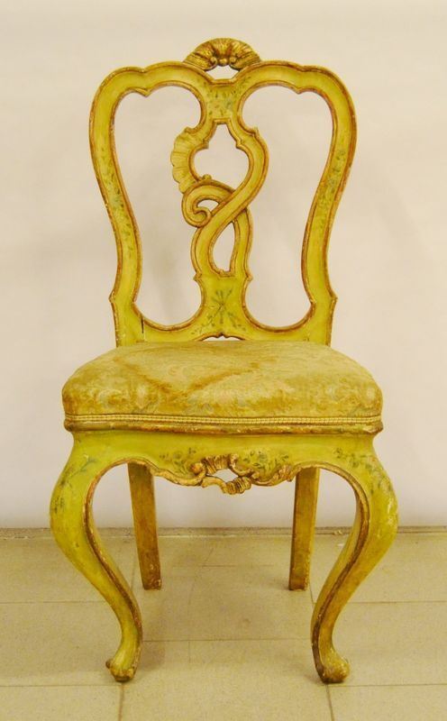 Sedia, Veneto sec. XVIII, in legno intagliato e laccato, gambe mosse, cm 50x43x90