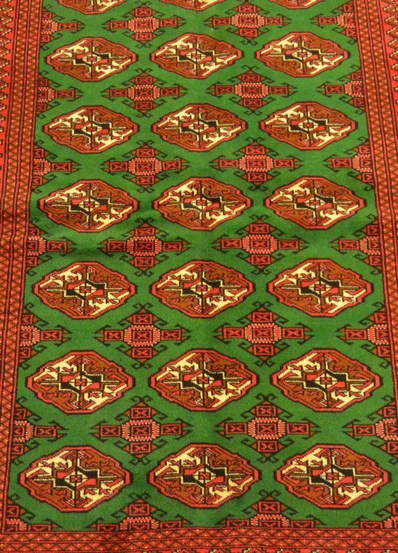 Tappeto persiano turcomanno, a motivo geometrico detto piedi di cammello, fondo verde con bordura rossa, colori vegetali naturali, cm 190x130