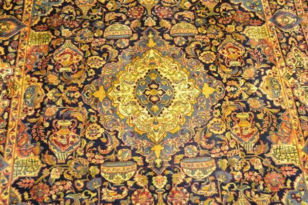 Tappeto persiano KASHMAR firmato e dedicato, fondo blu con reperti archeologici, medaglione centrale celeste e bordura blu e beige, cm 380x295