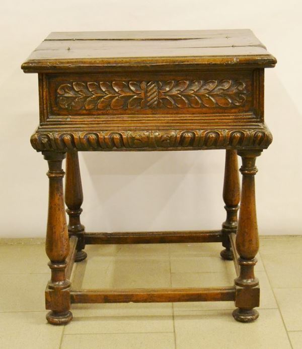 Tavolino, in stile '600, in noce intagliato, con due ante a ribalta, cm 64x61x75, ricostruito con materiale antico
