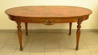 Tavolo da pranzo, sec. XX, in noce, piano ovale ricoperto in pelle, gambe tornite, cm 180x110x76, difetti