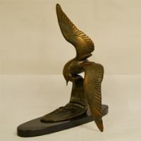 Scultura, Francia, sec. XX,  GABBIANO E ONDA MARINA,   in bronzo, base in marmo nero, cm 57x59