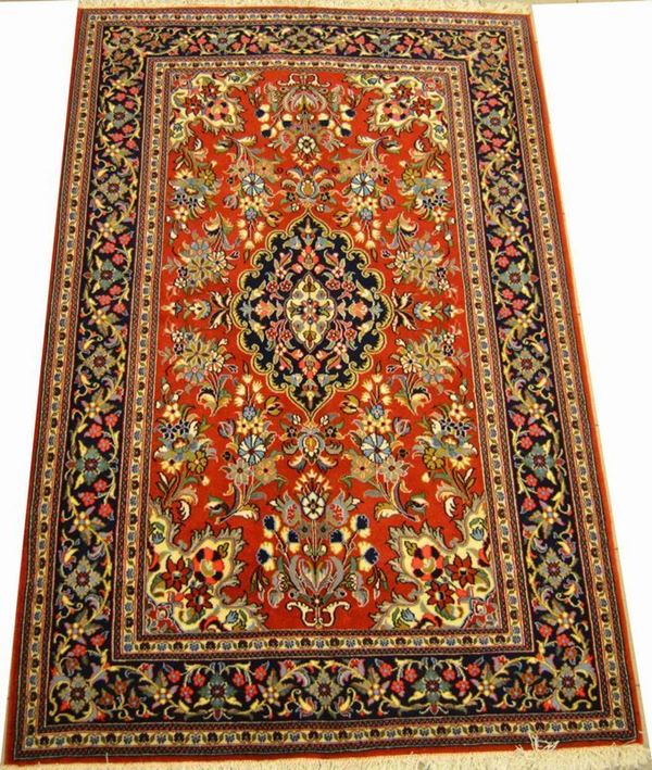 Tappeto persiano QUM, extra fine, in lana kork, fondo rosso con motivo floreale, medaglione e bordura blu e beige, cm 205x132
