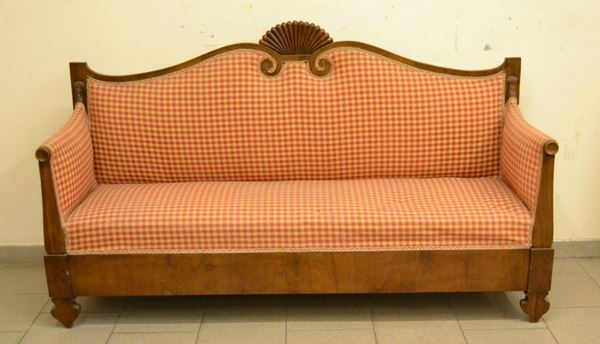 Divano, inizi sec. XX, in noce, spalliera sagomata centrata da ventaglio, imbottito e ricoperto in stoffa a quadretti, cm 159x50x100