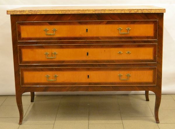 Cassettone, sec. XX, in legno, piano in marmo, tre cassetti, gambe a sciabola, cm 128x60x100, mancanze