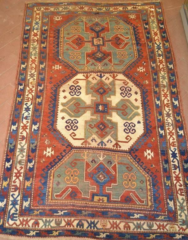 Tappeto Heriz, fondo rosso con tre medaglioni  - Asta Arredi, oggetti d'arte, dipinti - Poggio Bracciolini Casa d'Aste