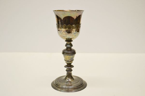 Calice in metallo argentato, secolo XX, fusto con nodo piriforme, piede circolare, alt. cm 22