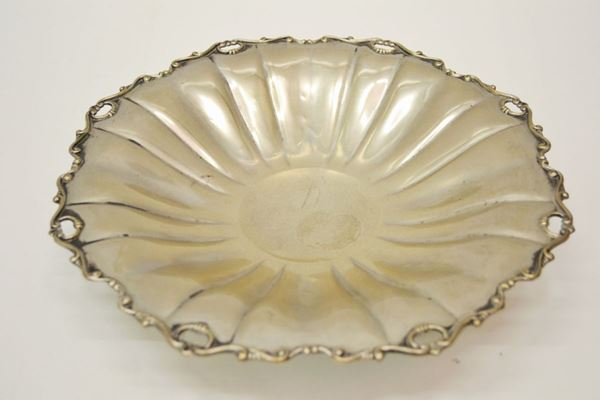 Cestina in argento, tesa sbalzata con bordo traforato, diam. cm 29,5, g 298