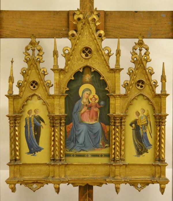 Trittico, sec. XIX, stile gotico, in legno intagliato e dorato, con tre formelle dipinte a figure religiose, alt. cm 51, mancanze