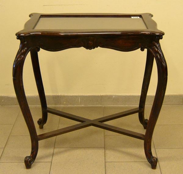 Tavolino, Inghilterra sec. XX, in mogano intagliato, gambe mosse, piano in vetro, cm 73x48x78