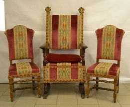 Seggiolone, stile Rinascimento, in noce, schienali e seduta imbottiti in stoffa, finali a fiamma, cm 68x60x142, difetti e mancanze, e coppia di sedie a rocchetto, sec. XX, in noce, schienali e sedute imbottite in stoffa, cm 46x43x111 (3)