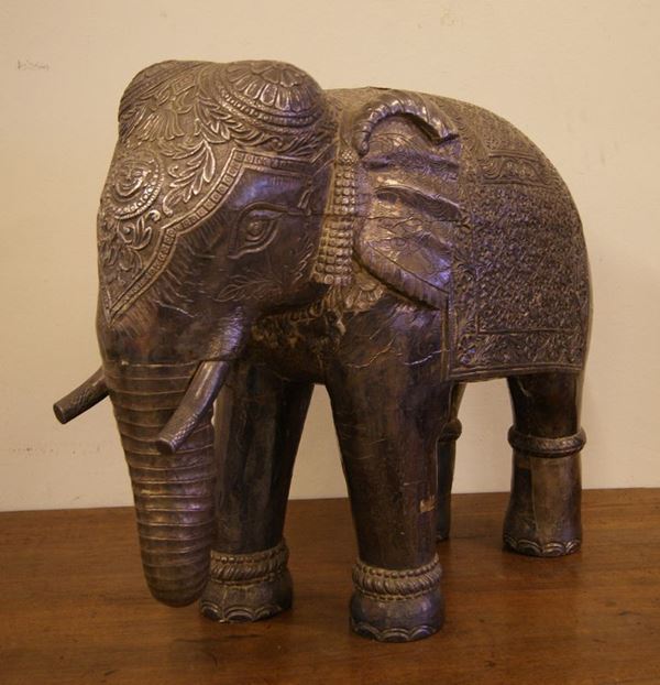 Scultura in arte orientale, sec. XX, elefante, con fusto in legno e rivestimento in lamina d'argento inciso, cm 65x55